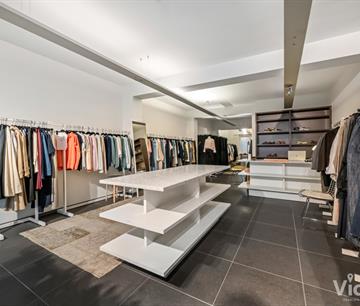 Handelsgelijkvloers met woonst Te koop Oostende